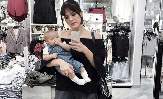 Jarang Muncul Di Tv Artis Ini Ternyata Sudah Jadi Hot Mom