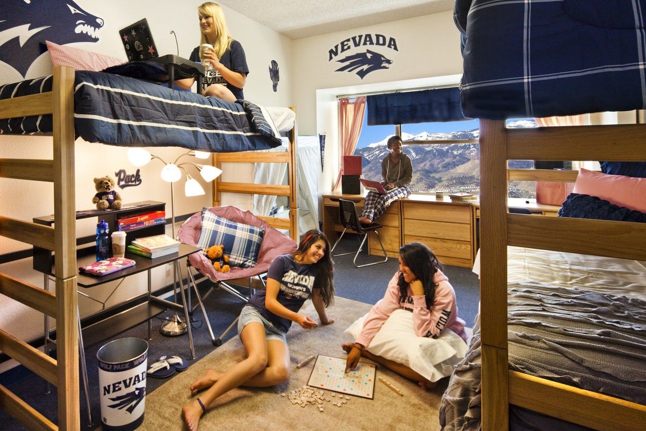 Красивые подруги-студентки из Америки позируют в комнате общаги