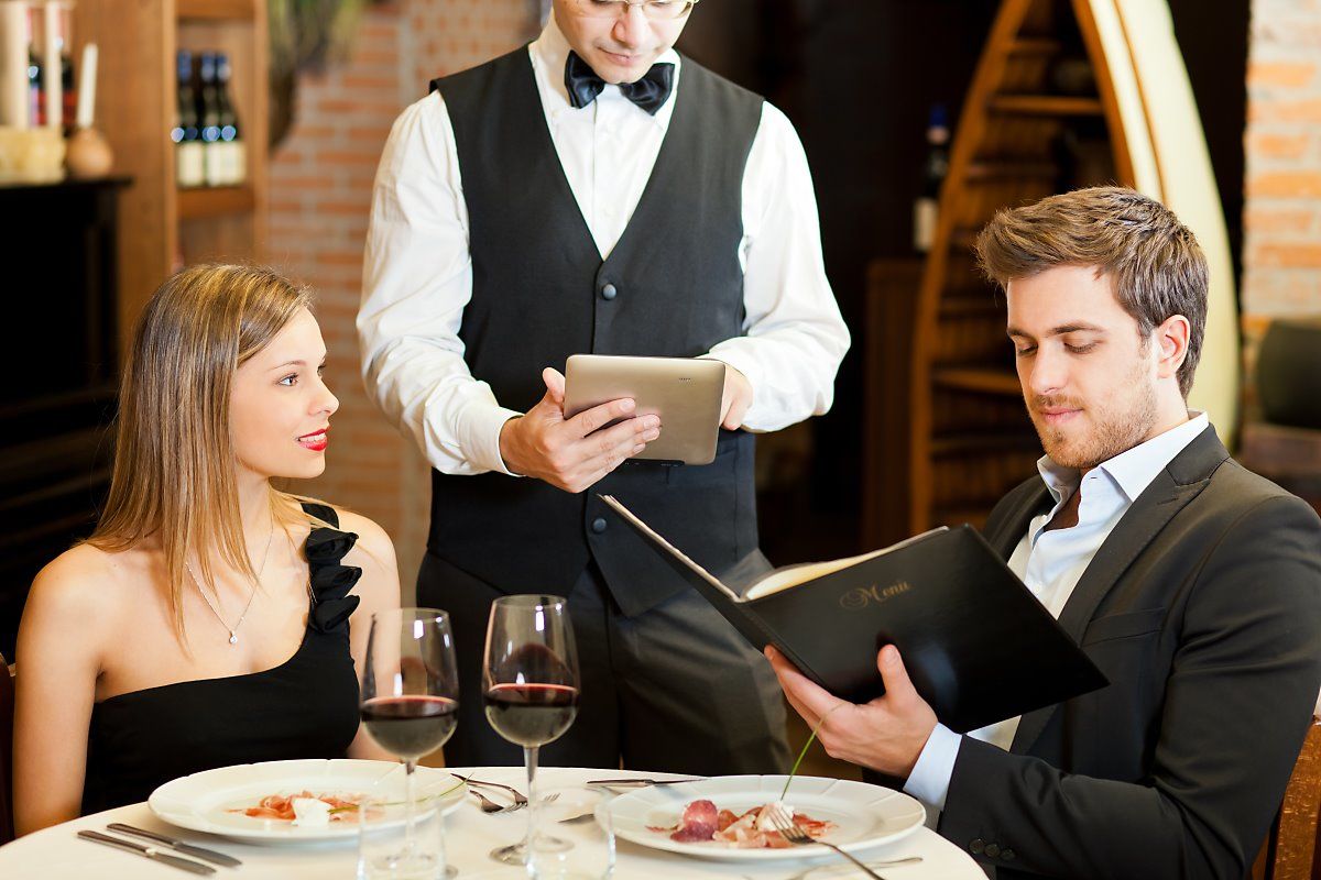 Официанты элитного ресторана поимели сексуальных телок