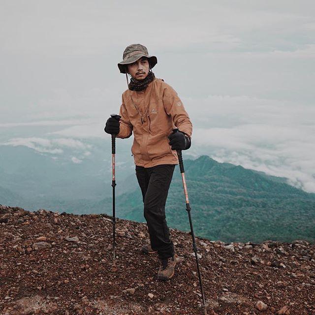 Suka Naik Gunung Nih Intip 10 Potret Fiersa Besari Saat Mendaki