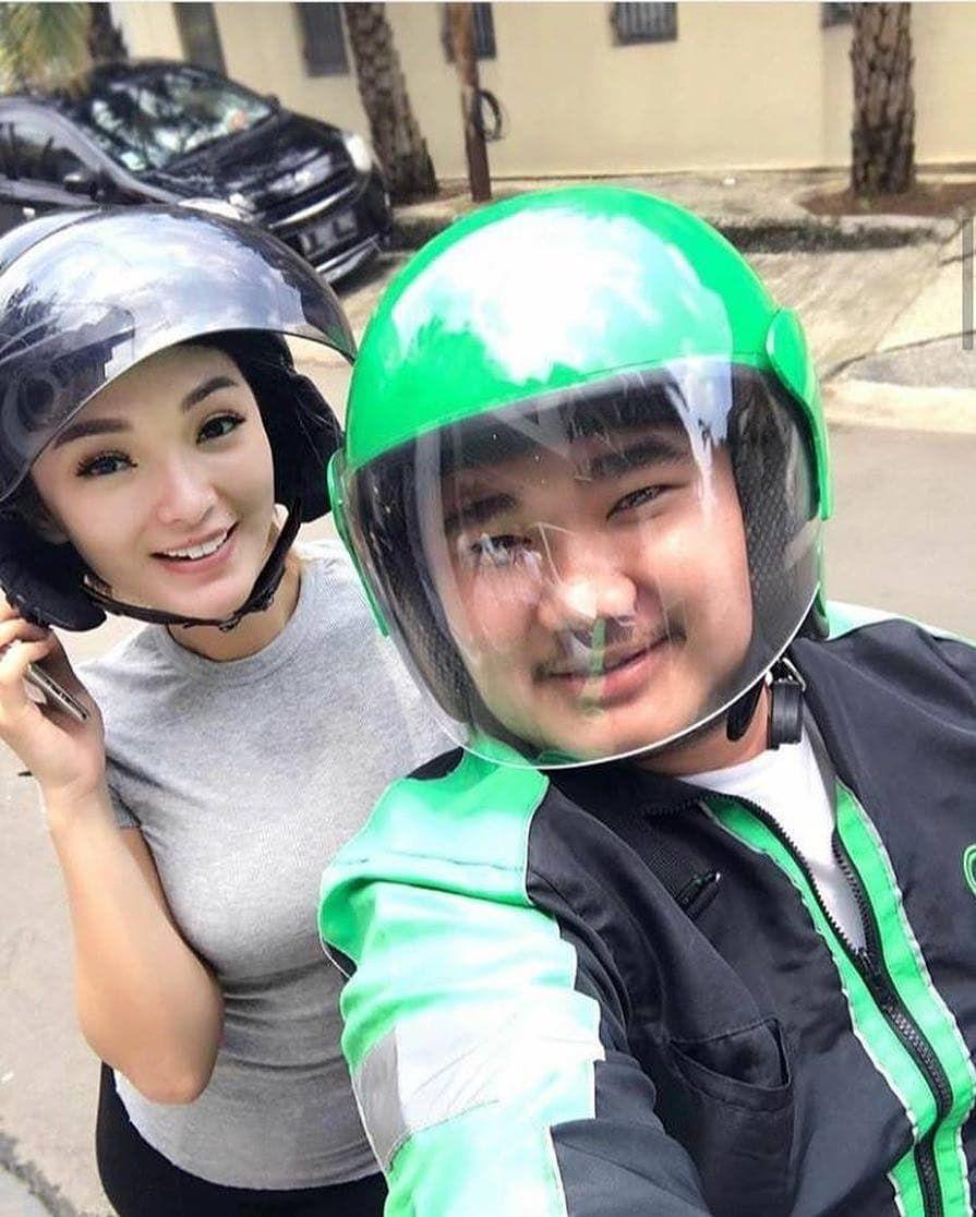 Artis Cewek Yang Foto Bareng Pengemudi Ojek Online Ramah Abis