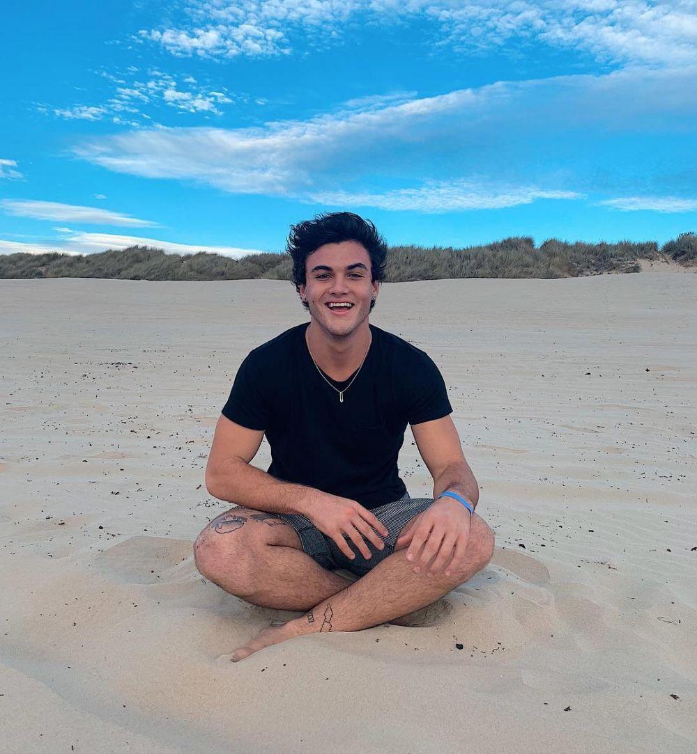 10 Pesona Ethan Dolan Youtuber Asal Amerika Yang Mirip Rizky Nazar