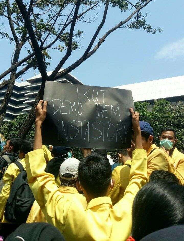 Spanduk Mahasiswa Ini Justru Bikin Ngakak Saat Demo Undang Undang Kpk