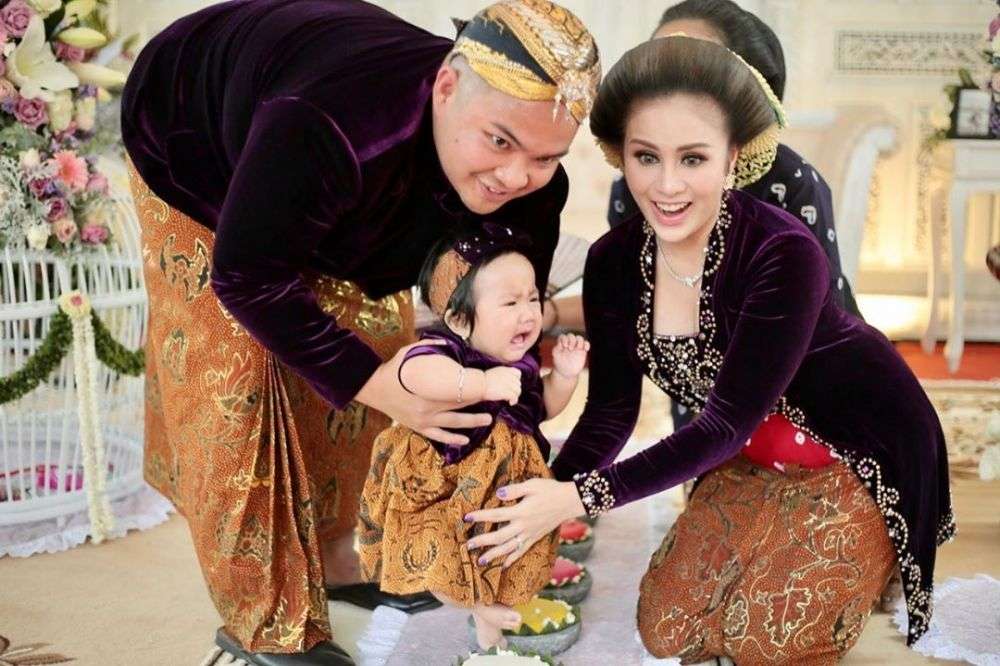 Potret Momen Tedak Siten Sheena Gabriella Putri Momo Geisha