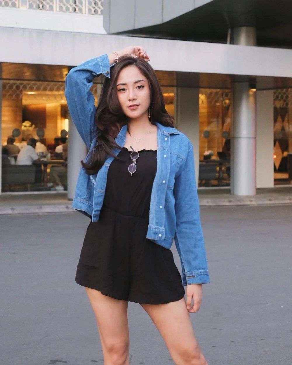 Ide Padu Padan Denim Ala Gina Meidina Pas Buat Hangout