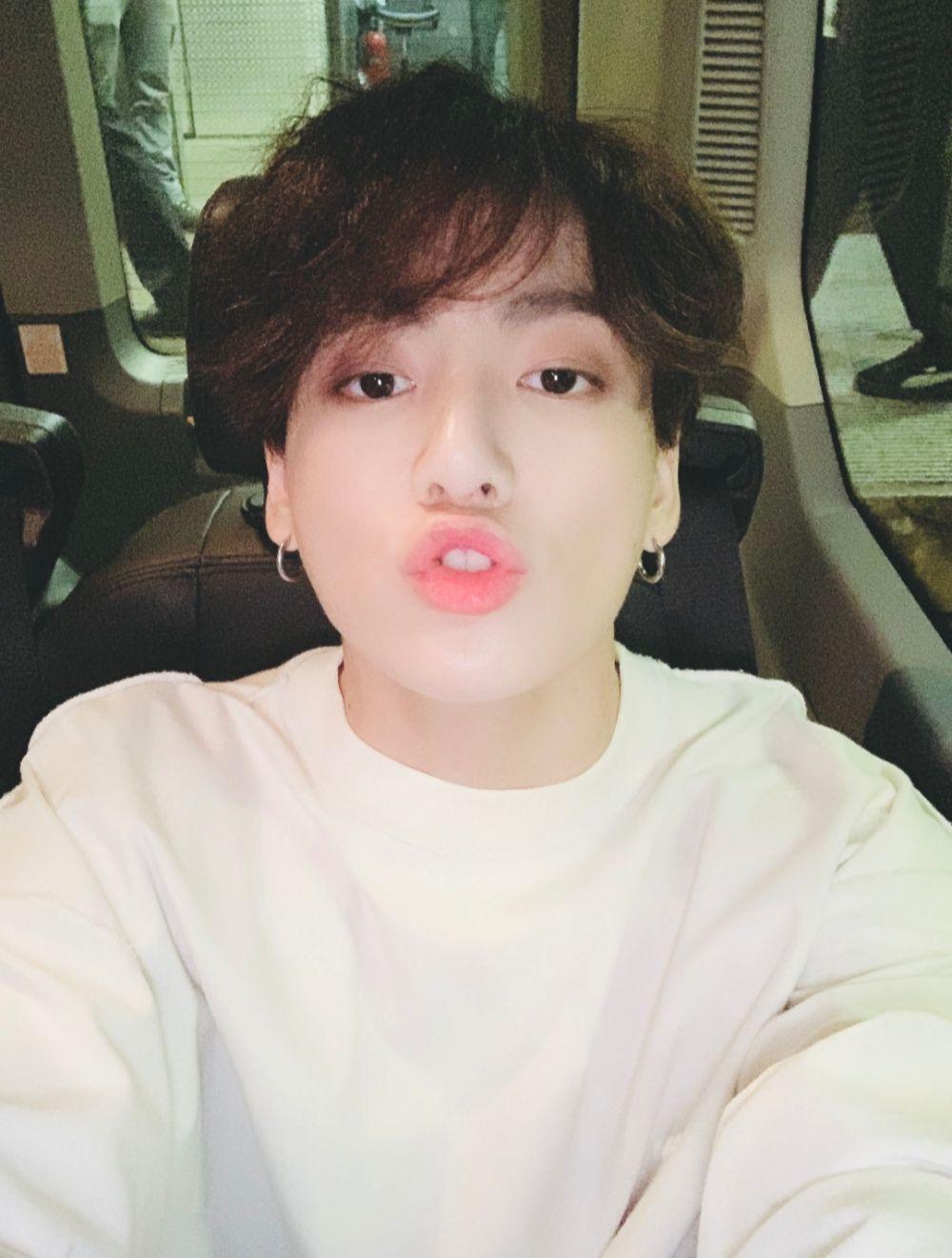 Potret Jungkook Bts Yang Hobi Selfie Di Mobil