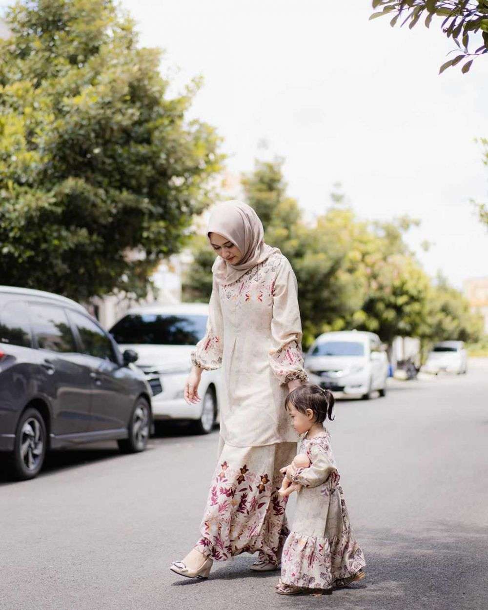 Inspirasi Outfit Hijab Street Style Ala Shella Alaztha Menawan