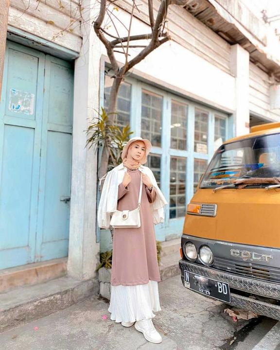 Inspirasi Outfit Hijab Nuansa Nude Ala Richa Etika