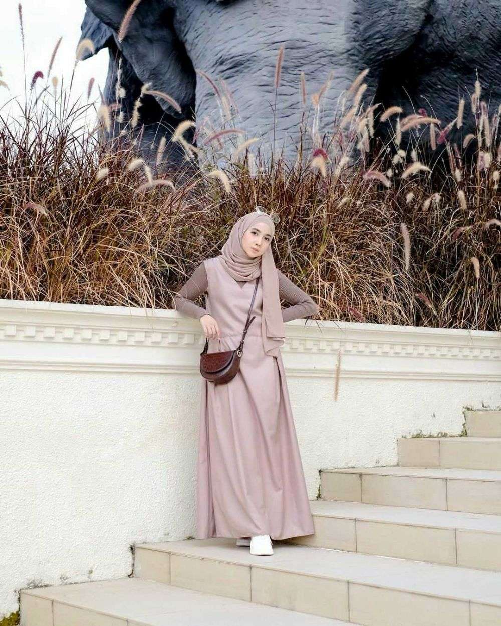 Inspirasi Outfit Hijab Nuansa Nude Ala Richa Etika