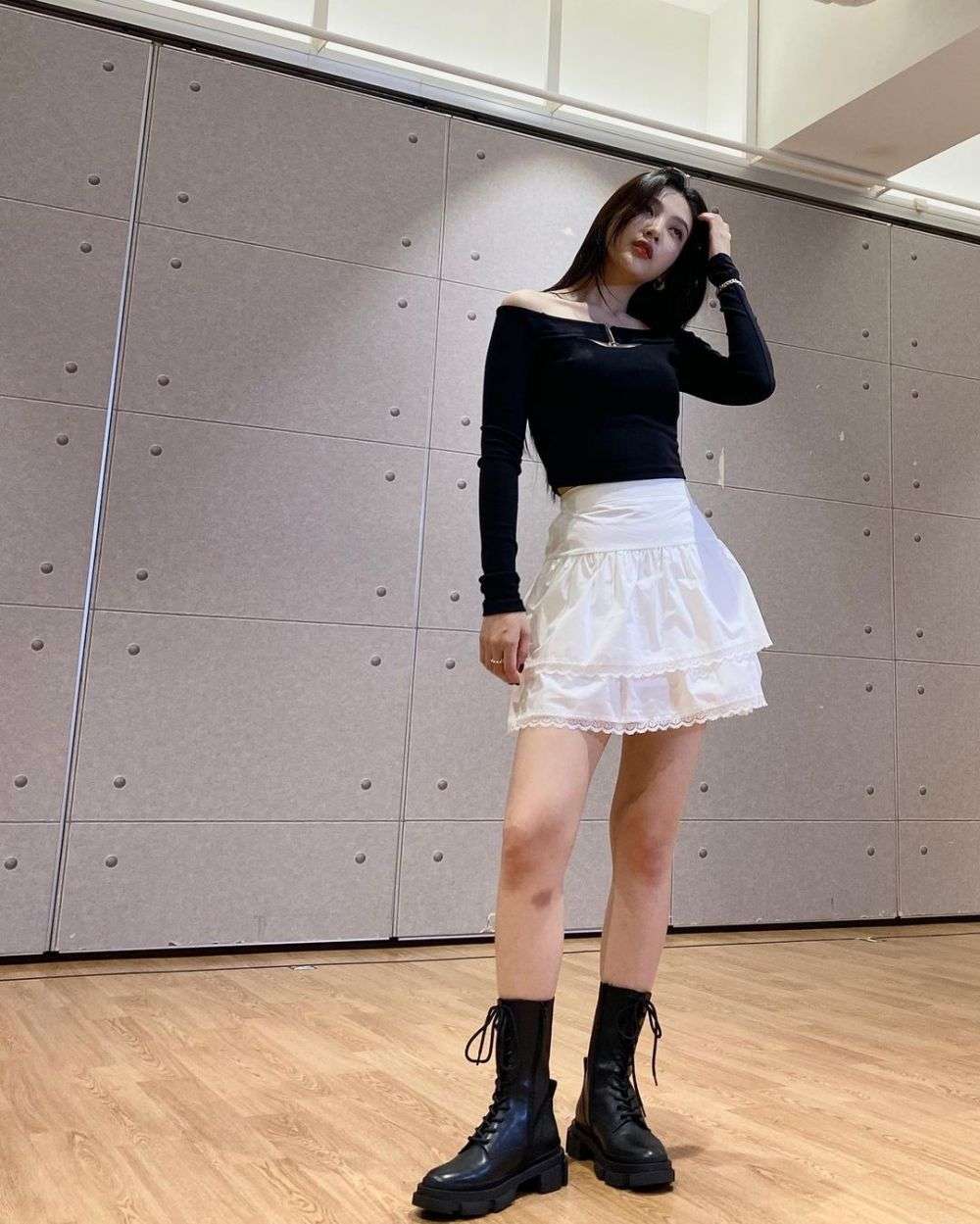 10 Inspirasi OOTD Dengan Boots Ala Joy Red Velvet Modis