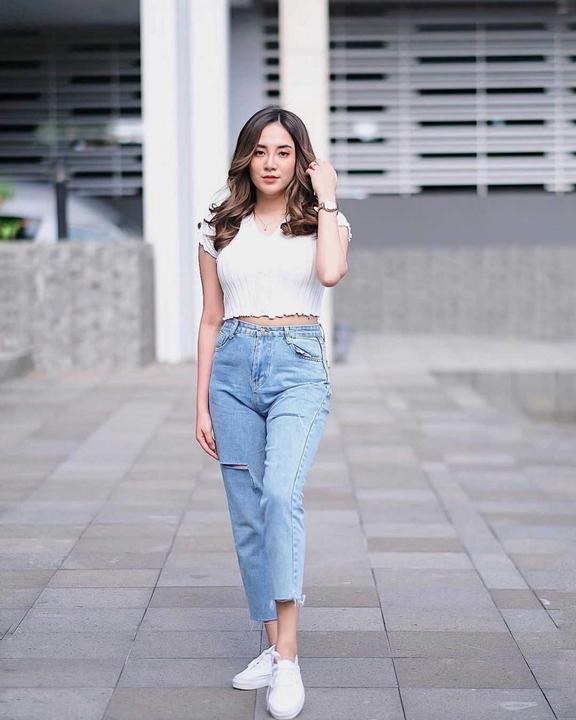 10 Insirasi Mix And Match Outfit Pakai Celana Jeans Ala Gina Meidina