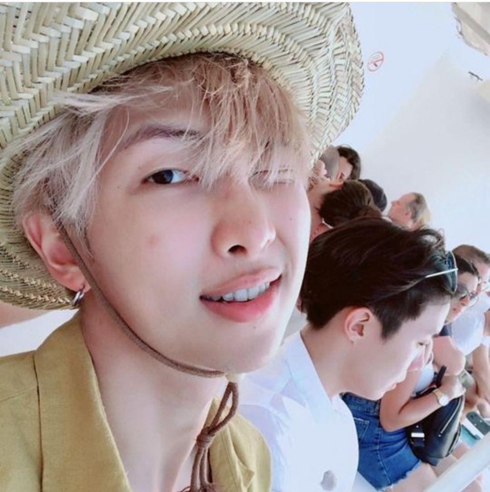 Potret Selfie Rm Bts Tanpa Makeup Tetap Berkarisma Ya