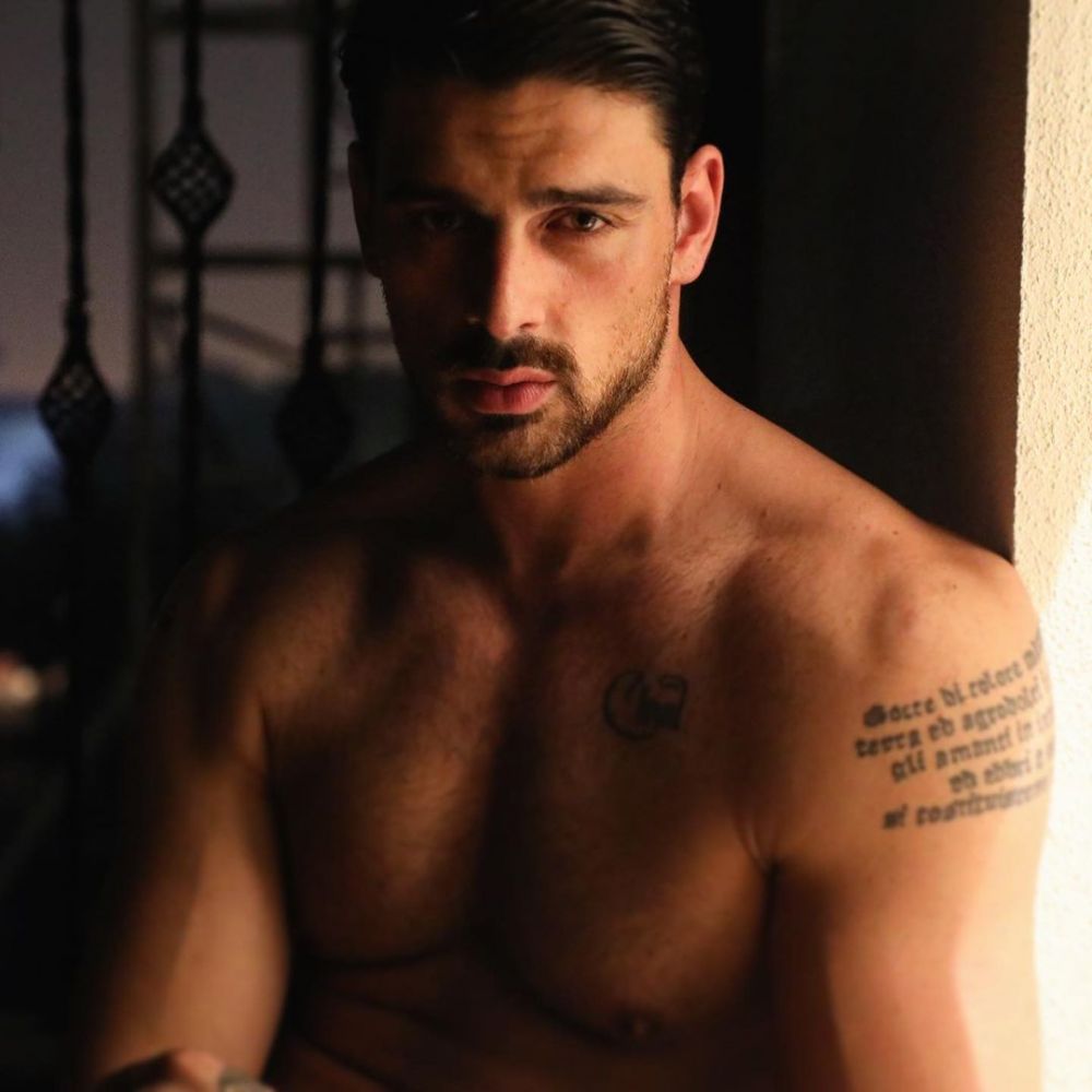 9 Potret Shirtless Michele Morrone Aktor Italia Yang Macho