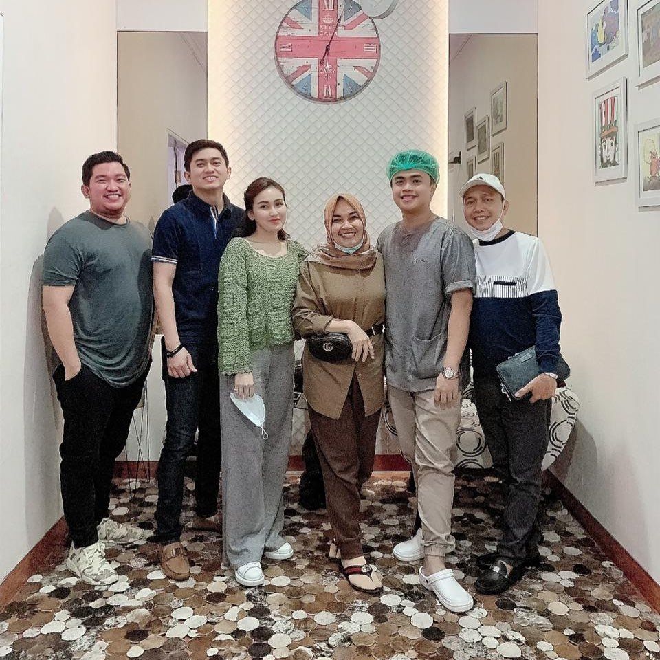 Momen Ayu Ting Ting Dan Adit Jayusman Bareng Keluarga