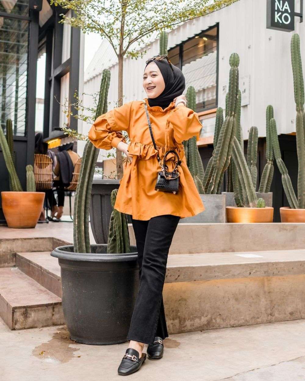 10 Ide Outfit Nuansa Kuning Ala Seviq Febinita