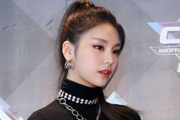 Potret Yeji Itzy Dengan Turtleneck Outfit