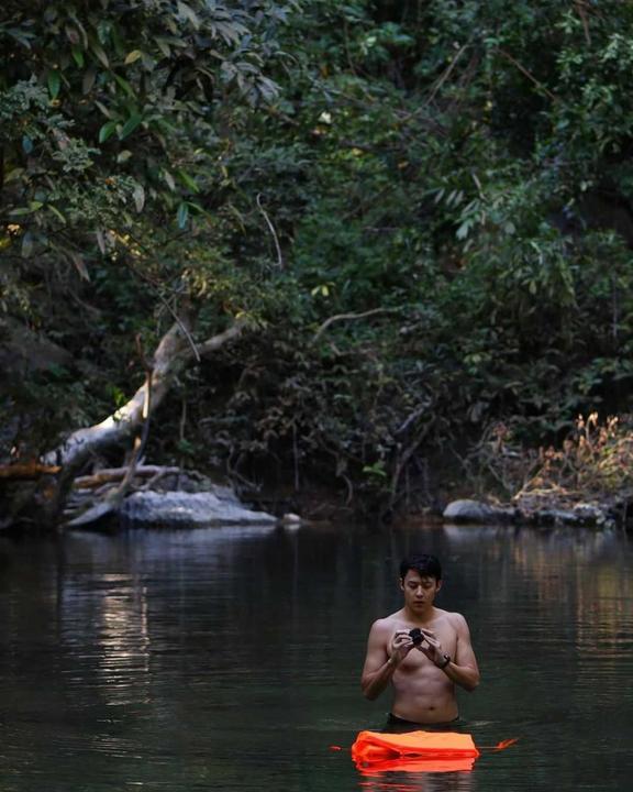 Panas Dingin Potret Aktor Thailand Shirtless Di Pantai