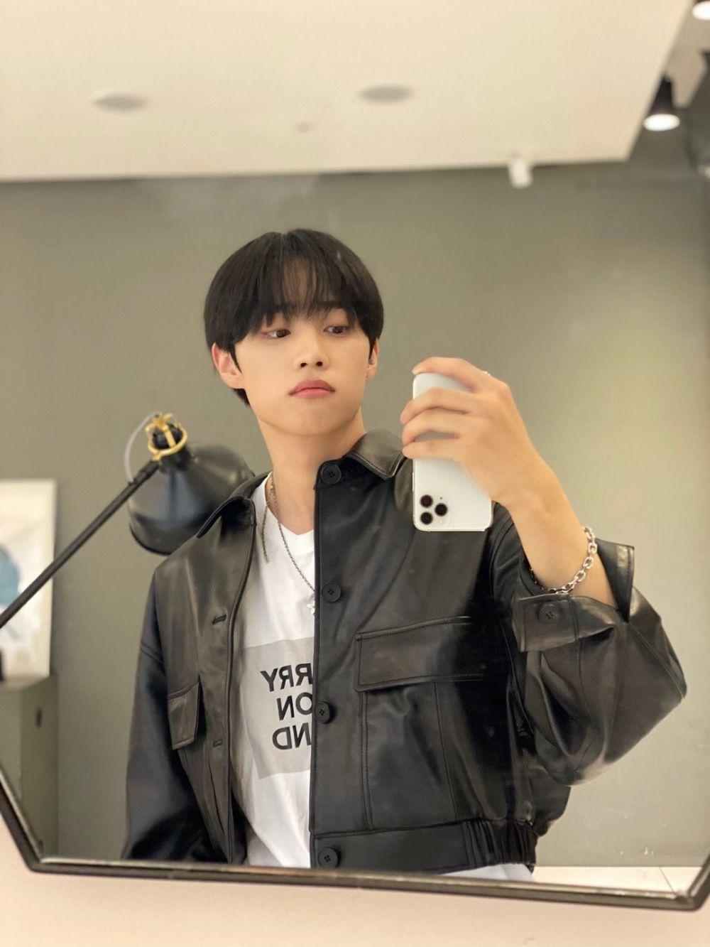 Eksis Abis Ini 10 Potret Mirror Selfie Ala Sunwoo THE BOYZ