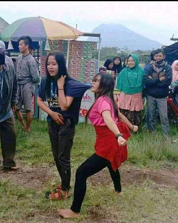 9 Potret Tingkah Lucu Orang Seperti Sedang Kesurupan