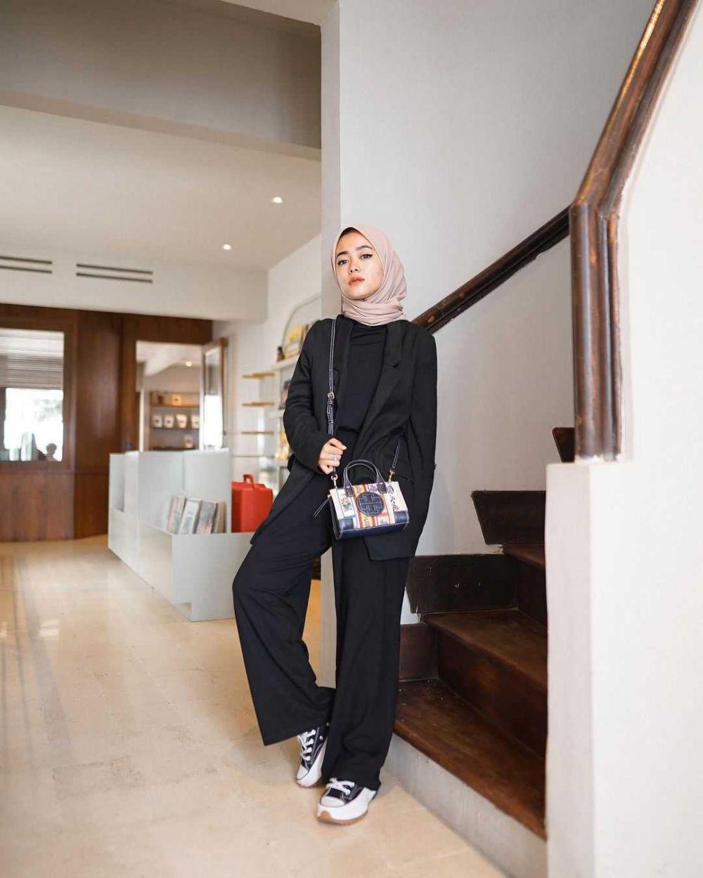 Ide Mix And Match Outfit Serba Hitam Ala Deana Hanifa