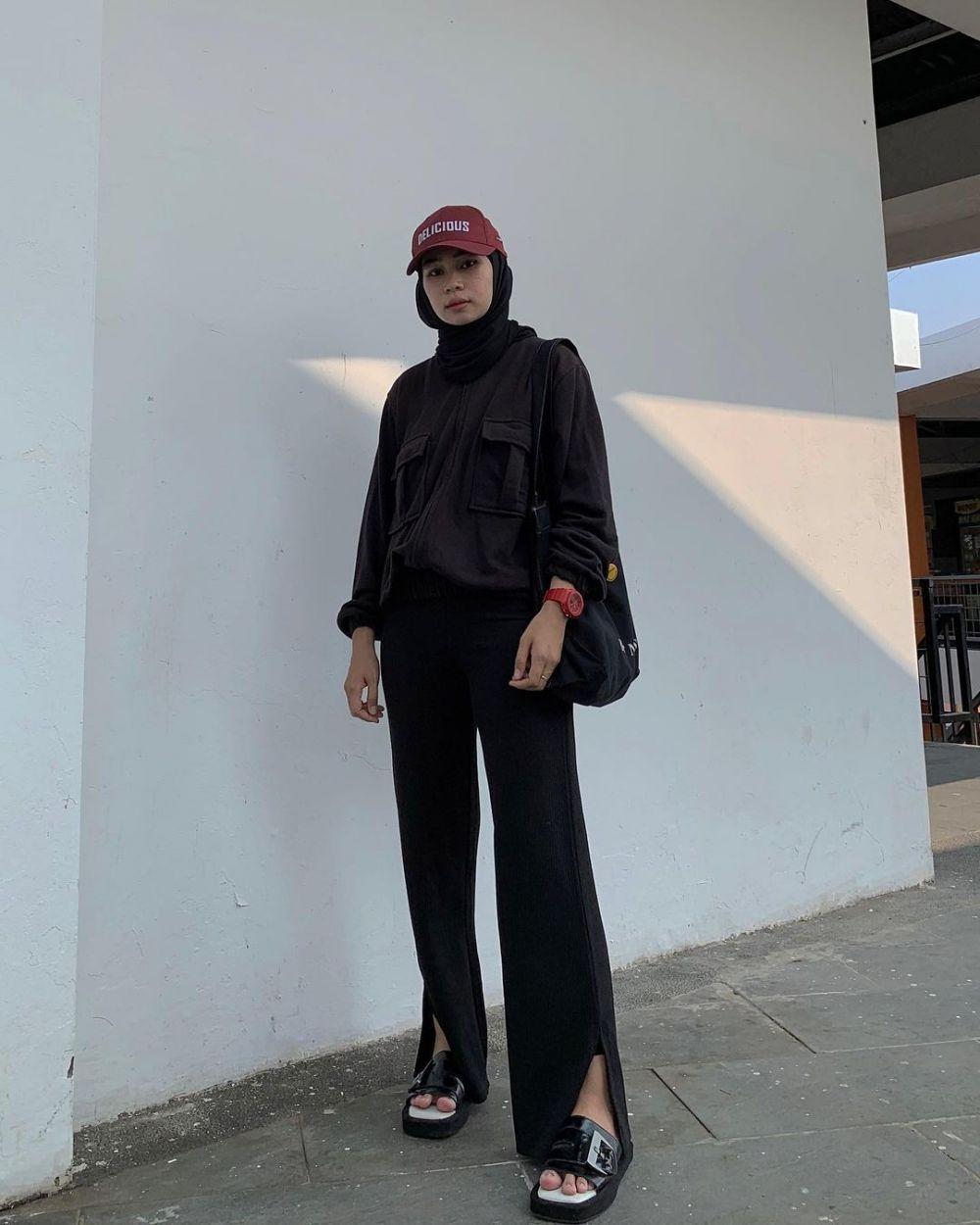 Ide Mix And Match Outfit Serba Hitam Ala Fitri Hasiani