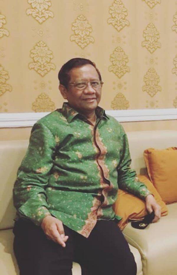 10 Inspirasi Padu Padan Kemeja Batik Ala Mahfud MD