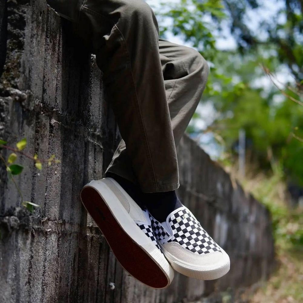 5 Sepatu Slip On Pria Dari Brand Lokal Gak Kalah Keren