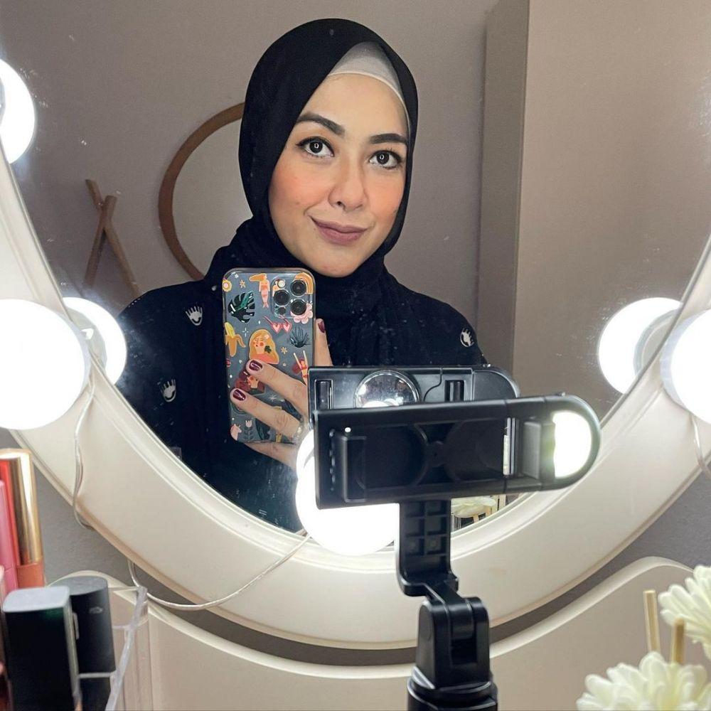 Potret Gaya Mirror Selfie Ala Richa Iskak Inspirasi Pose