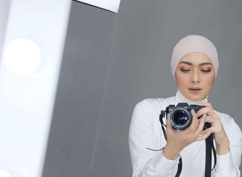 Potret Gaya Mirror Selfie Ala Richa Iskak Inspirasi Pose