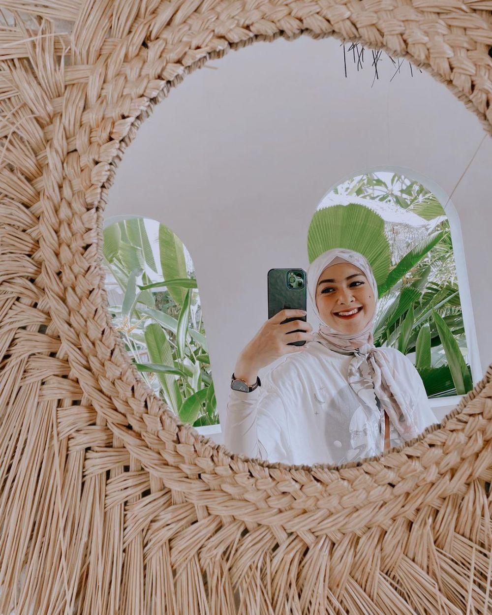 9 Potret Gaya Mirror Selfie Ala Richa Iskak Inspirasi Pose