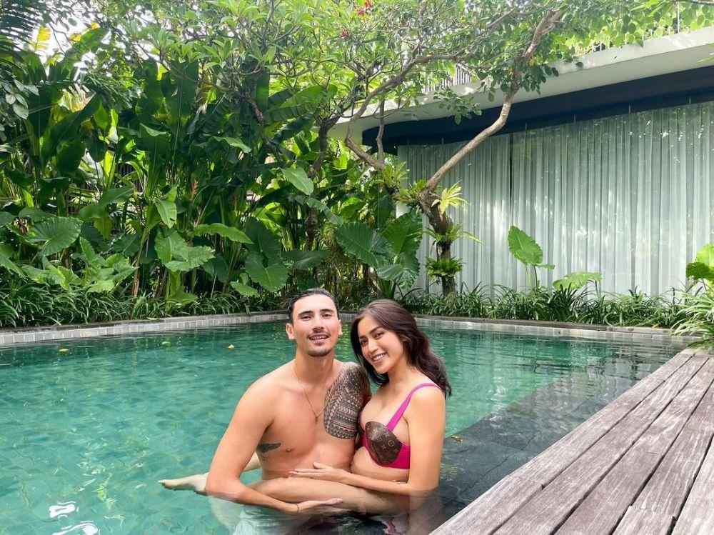 Potret Artis Pakai Bikini Saat Hamil Pamer Baby Bump