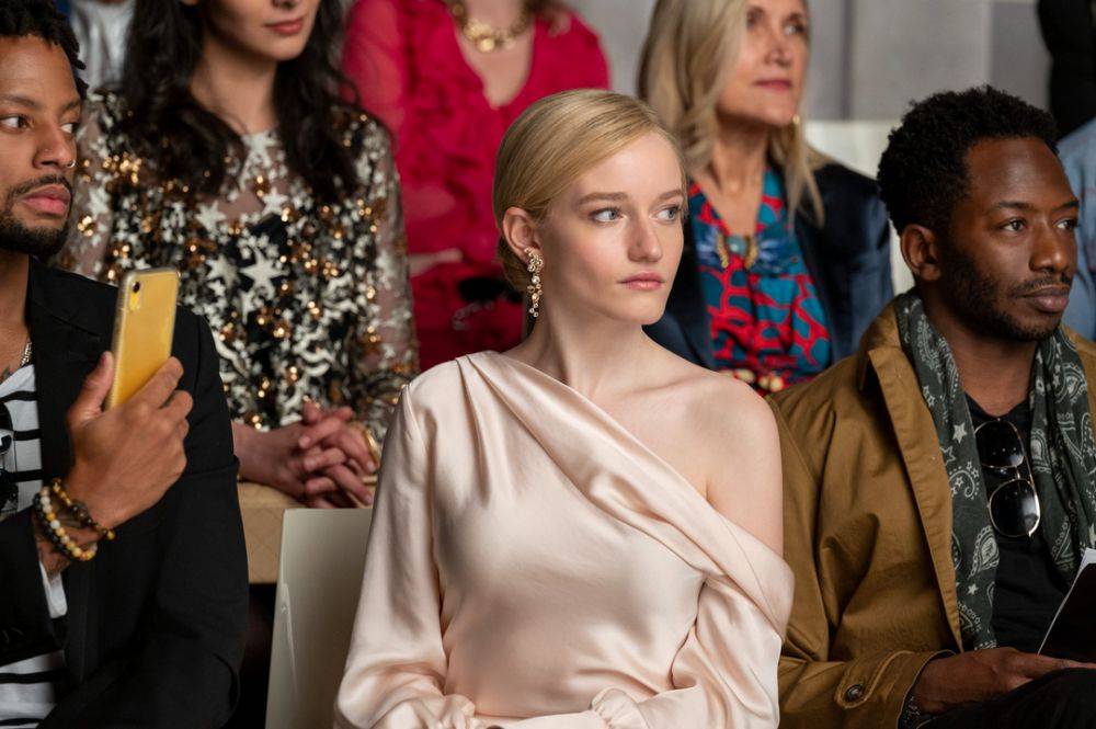 9 Fakta Julia Garner Di Serial Netflix Inventing Anna