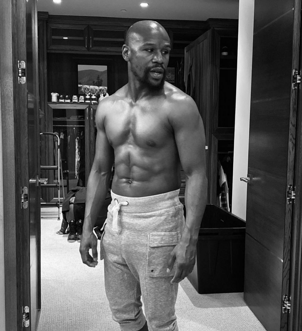 Potret Shirtless Floyd Mayweather Yang Pamer Six Pack