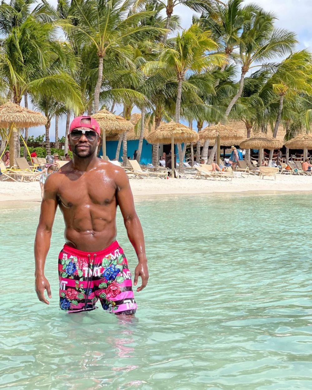 Potret Shirtless Floyd Mayweather Yang Pamer Six Pack