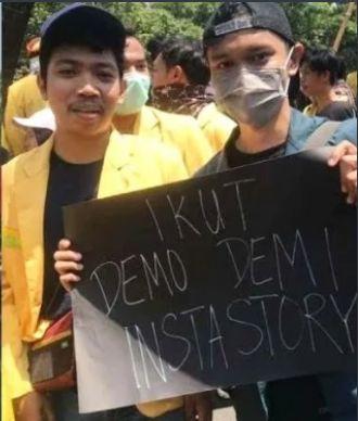 Gak Sesuai Konteks Spanduk Demo Ini Nyeleneh Abis