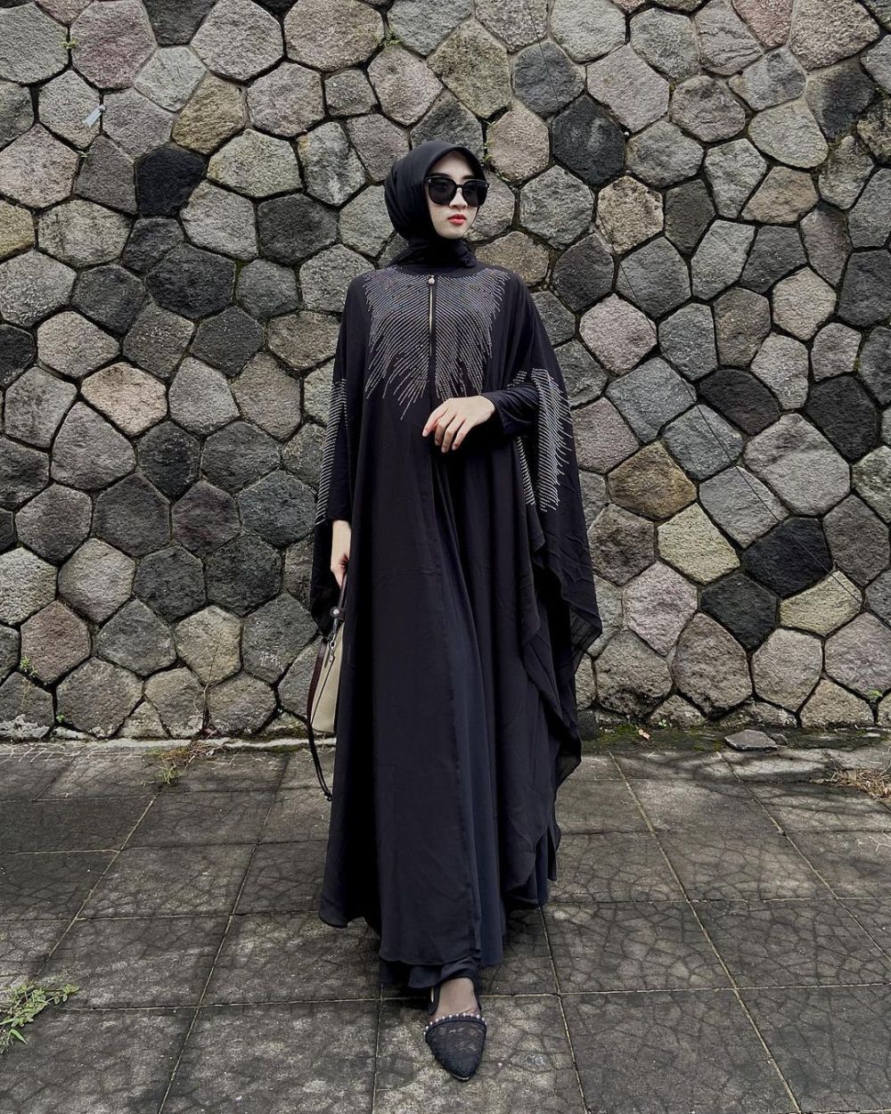 Referensi OOTD Warna Hitam Untuk Buka Bersama Simple