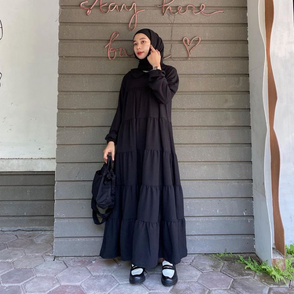 Referensi OOTD Warna Hitam Untuk Buka Bersama Simple