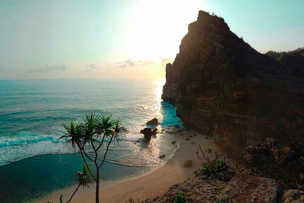 Foto Pantai Karang Payung Surga Tersembunyi Di Wonogiri