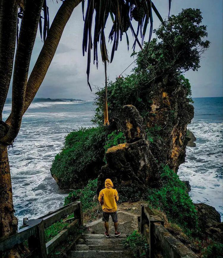 Potret Pantai Karang Tawulan Tasikmalaya