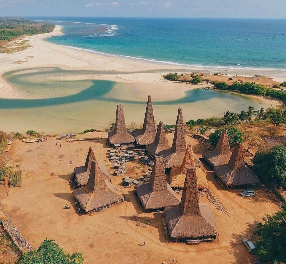 Pantai Ratenggaro Di Nusa Tenggara Timur