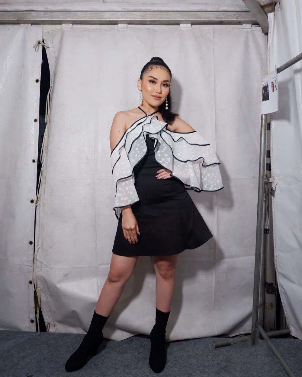 9 Ide OOTD Bernuansa Hitam Ala Ayu Ting Ting Kece Dan Edgy