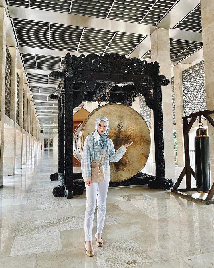 Inspirasi Padu Padan Outfit Hijab Chic Ala Ayana Moon