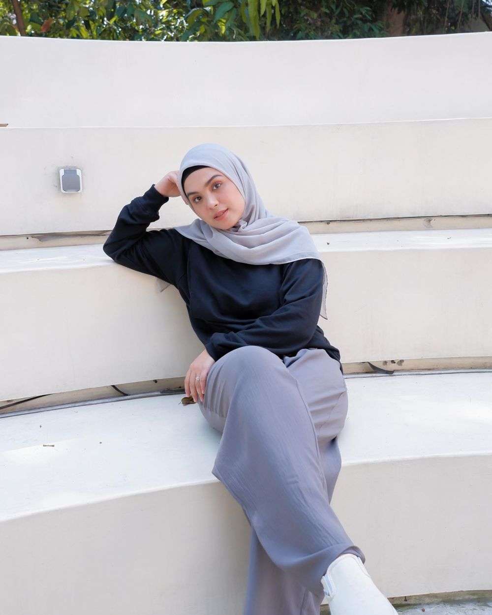 9 Gaya Hijab Kasual Ala Vebby Palwinta Comfy Untuk Daily