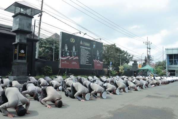 Polisi Polresta Malang Bersujud Mohon Maaf