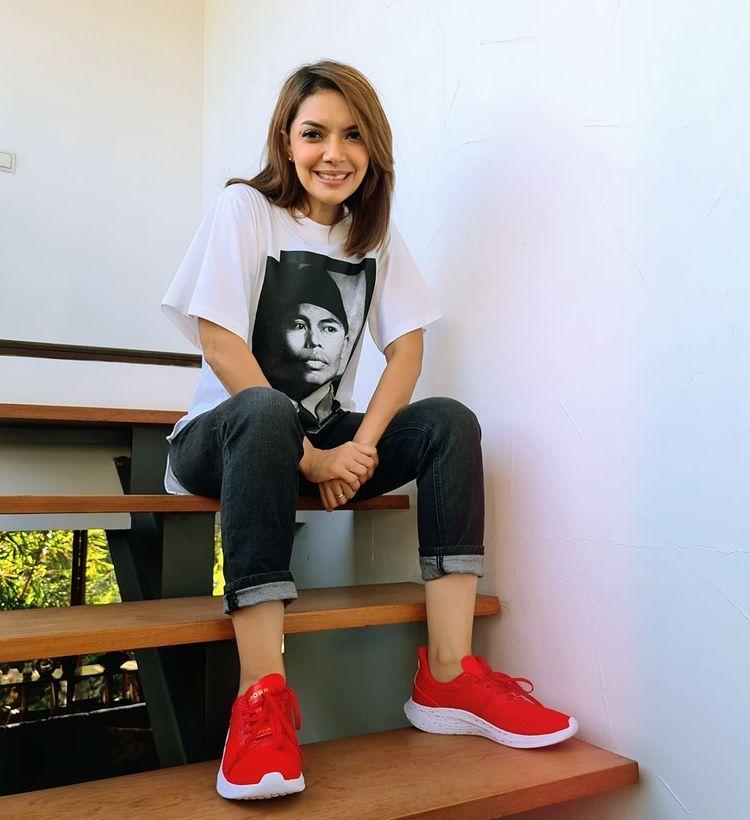 12 Rekomendasi Sneakers Kece Ala Najwa Shihab Trendi