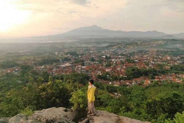 Potret Puncak Batu Roti Spot City Lights Di Bogor