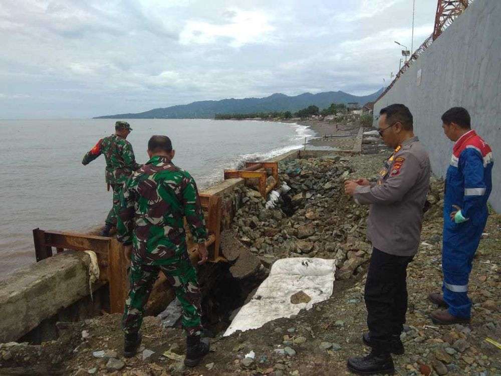 Polri Dan Tni Patroli Di Pesisir Pantai Ntb Cuaca Ekstrem