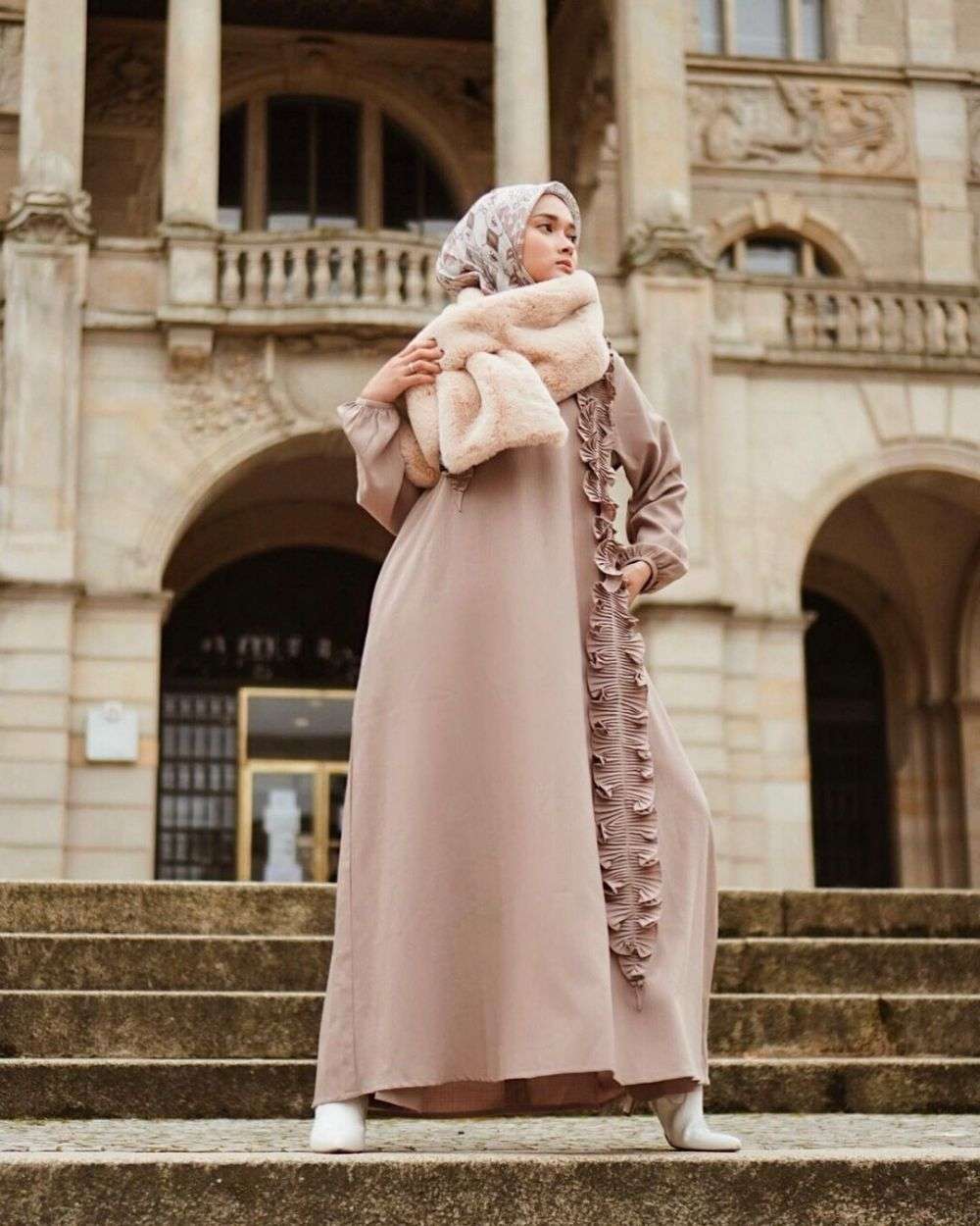 9 Ide OOTD Hijab Earth Tone Ala Puteri Hasanah Karunia