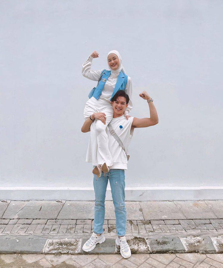 Inspirasi Outfit Couple Ala Dinda Hauw Dan Rey Mbayang