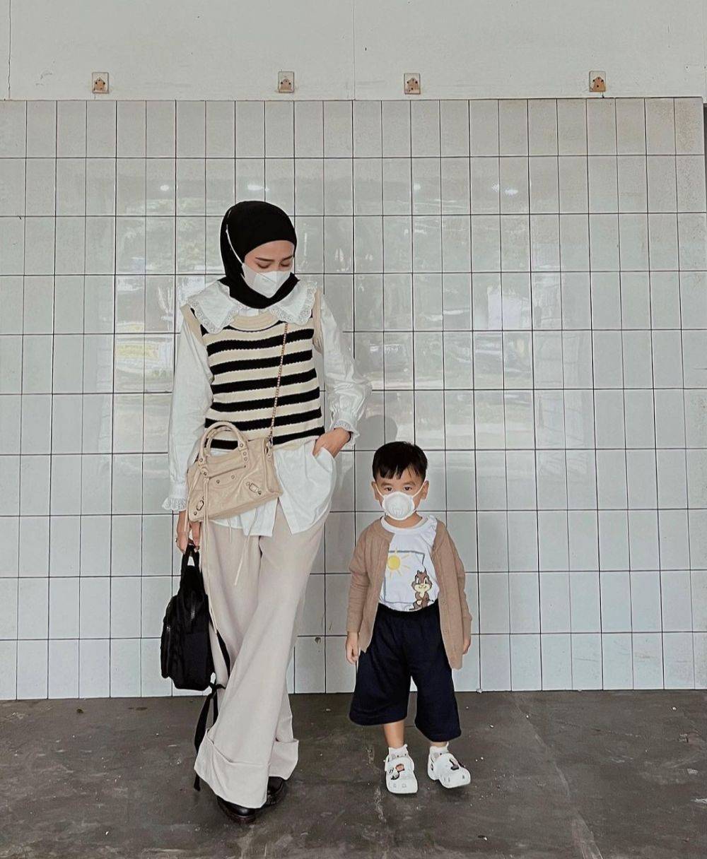 Style Ootd Dengan Atasan Stripes Ala Helmi Nursifah